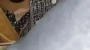 Bhabhi with mehndi hand providing blowjob