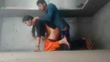 Padosan ki chikni chut society guard ne chod kar phadi