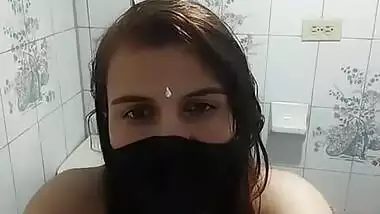 Horny Bhabhi nude bathing on cam
