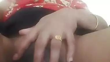 Desi aunty fingering pussy selfie cam video