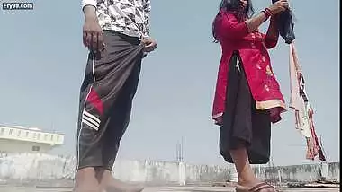 Chat Par Kapde Sukha Rahi Bahu Ko Gold Necklace Dekar Apni Havas Bhujayi ! Desi Porn Hindi