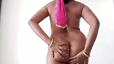 Desi housewife Swetha blouse less saree show