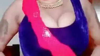 Joyful Desi chick in XXX sari provocatively moves her dazzling body