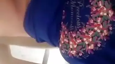 Desi housewife spends time by shoving XXX toy into her greedy twat