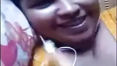 Desi sexy bhabi shwo her boobs